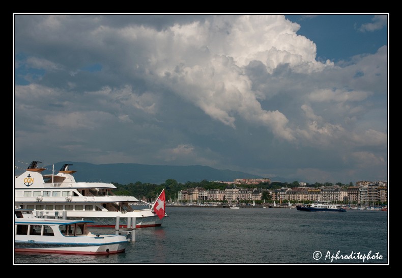 083 La rade avec le quai des Eaux Vives et la montagne Les Voirons